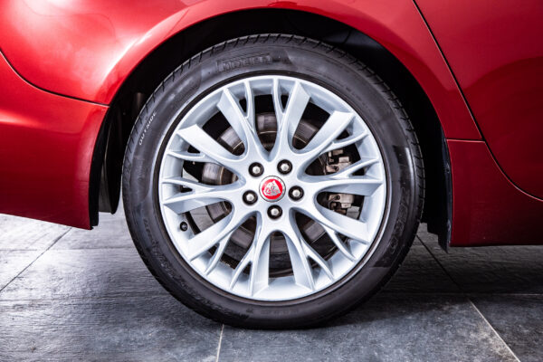 XF 2.0 プレミアム ラグジュアリー