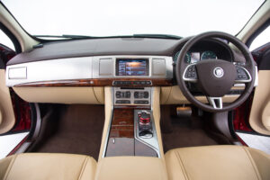 XF 2.0 プレミアム ラグジュアリー