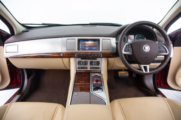 XF 2.0 プレミアム ラグジュアリー