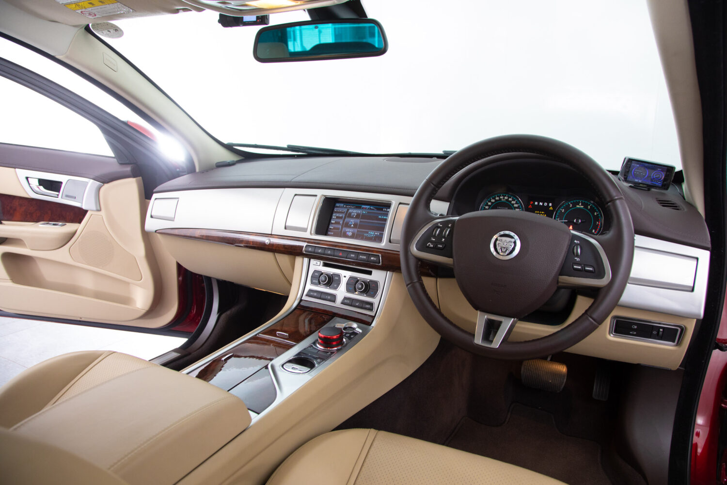 XF 2.0 プレミアム ラグジュアリー