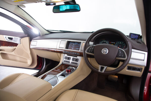 XF 2.0 プレミアム ラグジュアリー