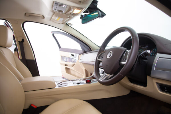 XF 2.0 プレミアム ラグジュアリー