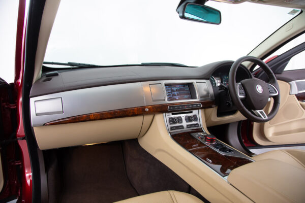 XF 2.0 プレミアム ラグジュアリー