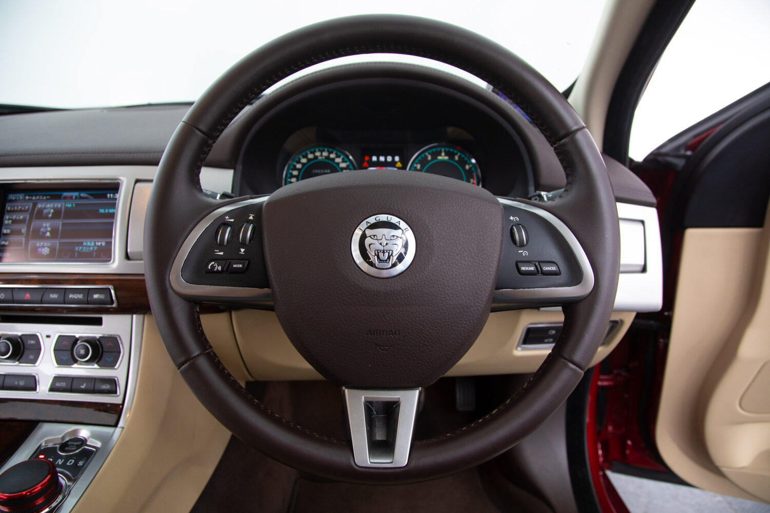 XF 2.0 プレミアム ラグジュアリー