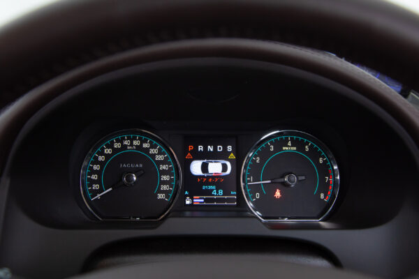 XF 2.0 プレミアム ラグジュアリー