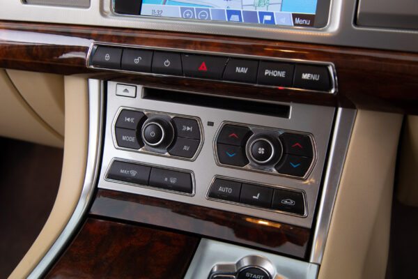 XF 2.0 プレミアム ラグジュアリー