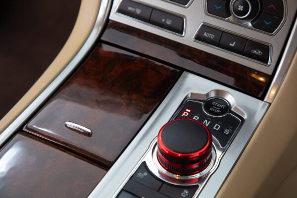 XF 2.0 プレミアム ラグジュアリー