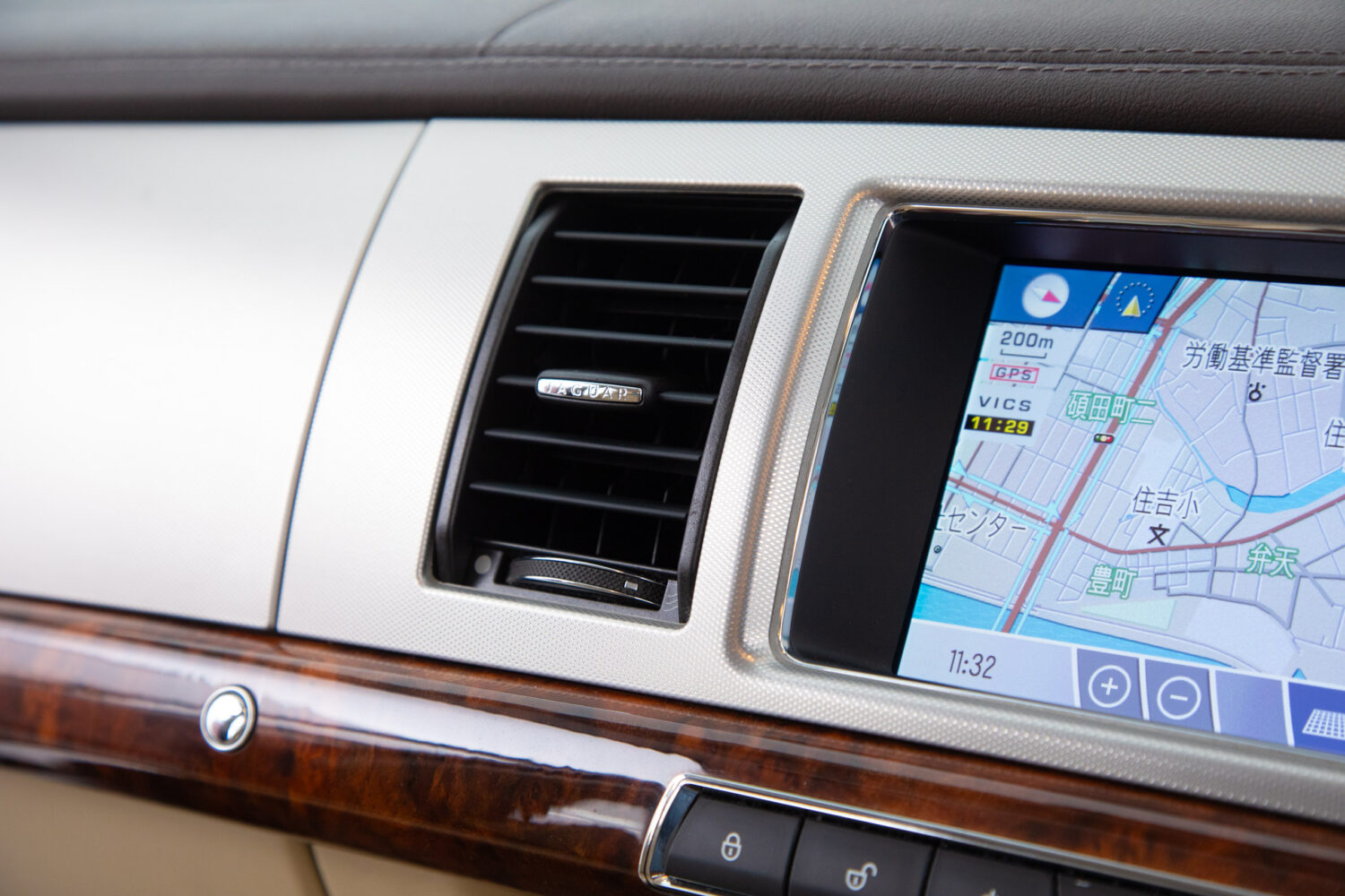 XF 2.0 プレミアム ラグジュアリー