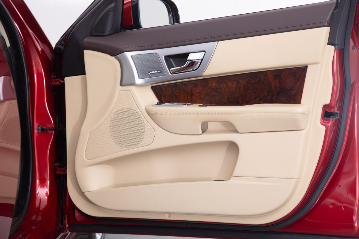 XF 2.0 プレミアム ラグジュアリー