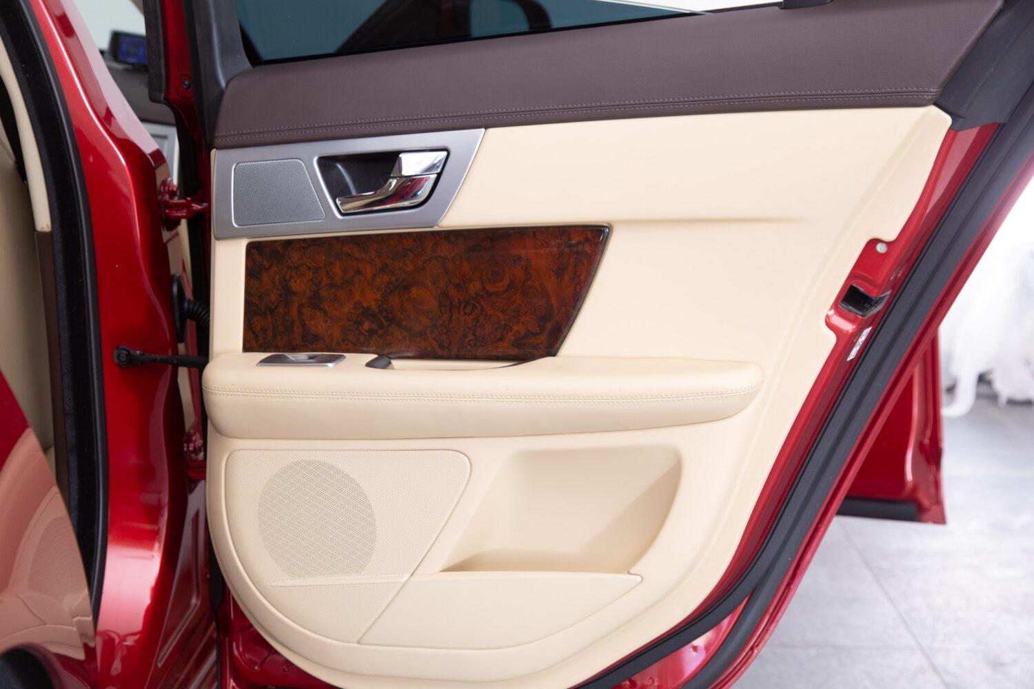 XF 2.0 プレミアム ラグジュアリー