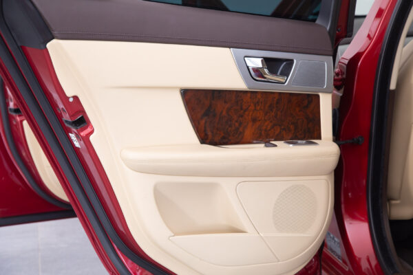 XF 2.0 プレミアム ラグジュアリー