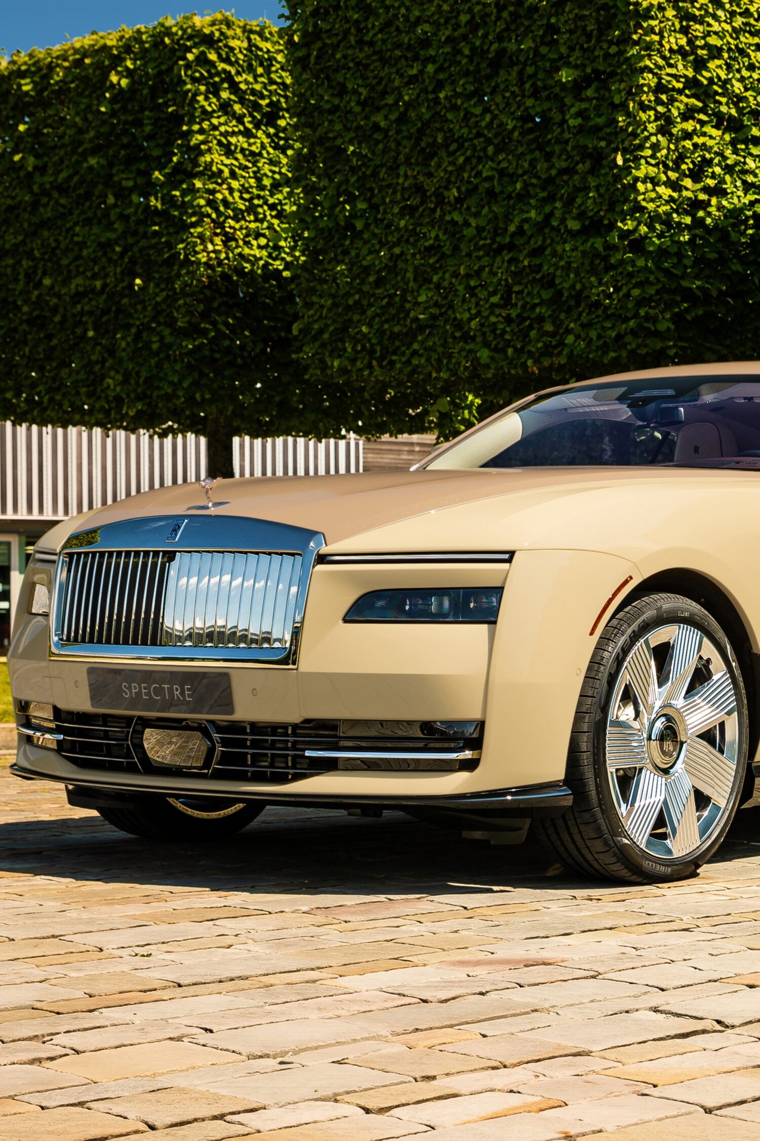 ロールス・ロイスは顧客の愛するペットにインスパイアされた、世界で一台の特別なスペクター・ベイリーを発表。プライベート・オフィス・ニューヨークを通じて完成した。