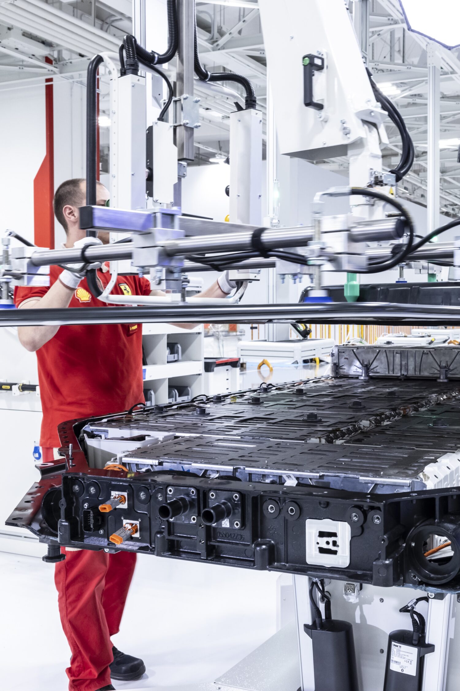 エレットリカは2009年のフェラーリF1マシンに採用されたハイブリッド技術を起点とする長年の技術研究の集大成であり、マルチエナジー戦略における重要な節目となる。