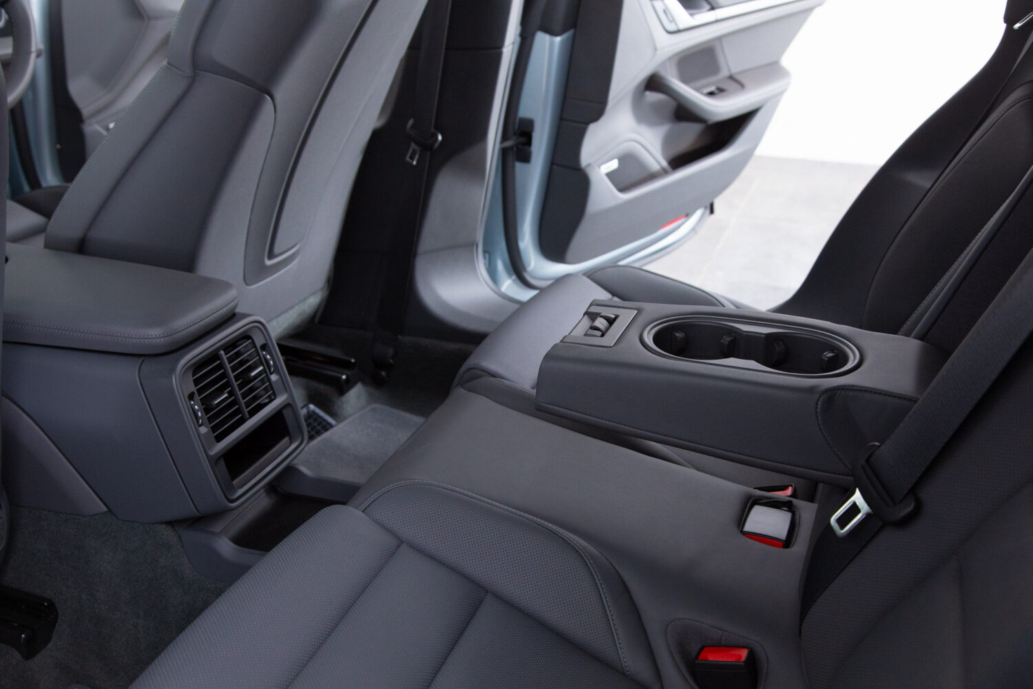 タイカンクロスツーリスモ 4 4+1シート 4WD