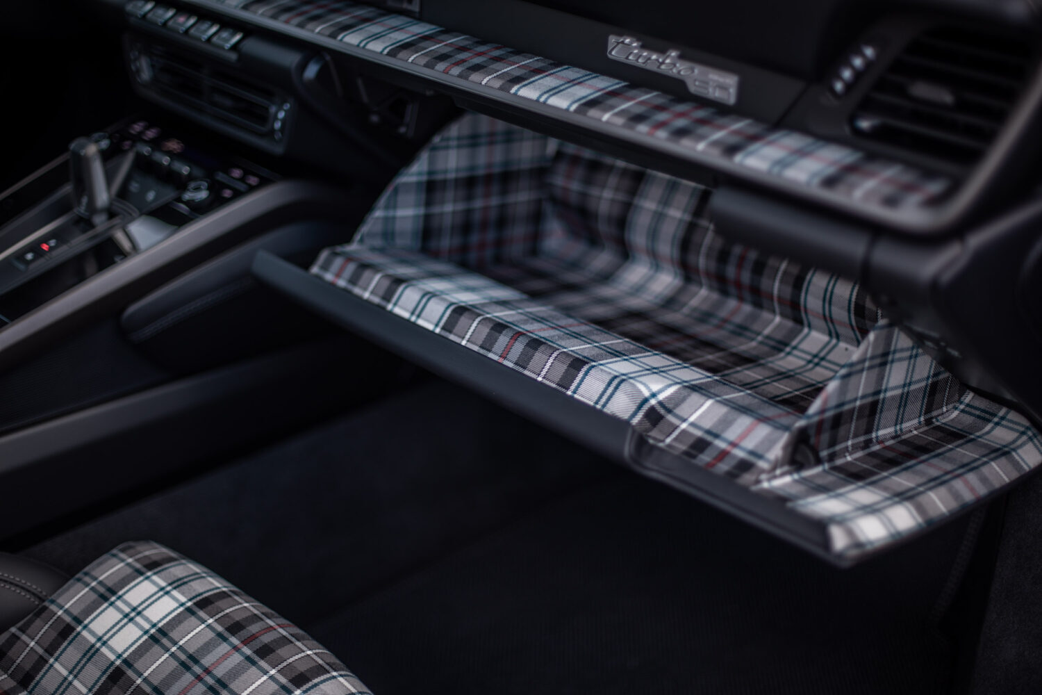 ポルシェ・911 ターボ 50イヤーズ（4WD/8AT）半世紀の証を纏う