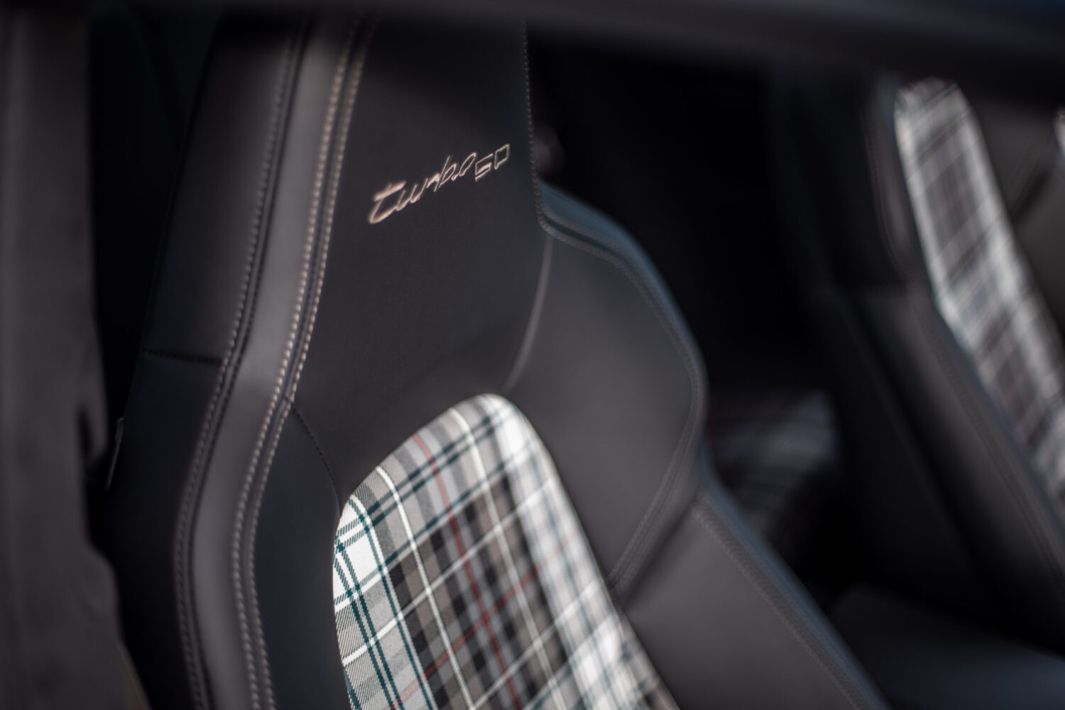 ポルシェ・911 ターボ 50イヤーズ（4WD/8AT）半世紀の証を纏う