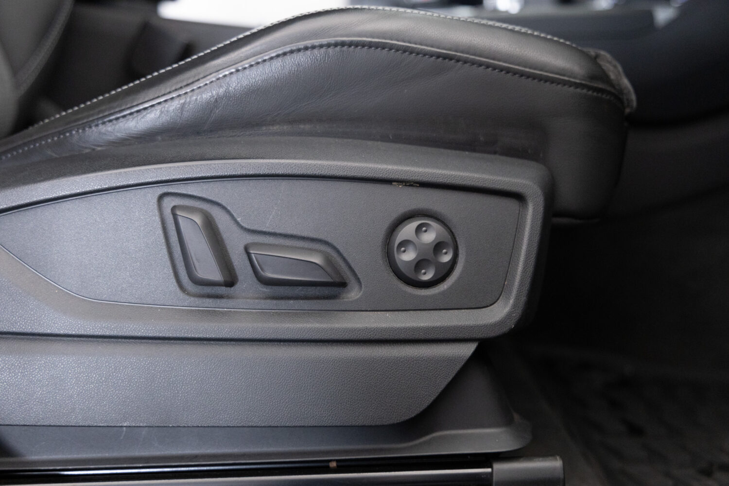 Q5 40TDIクワトロ スポーツ SラインPKG 4WD