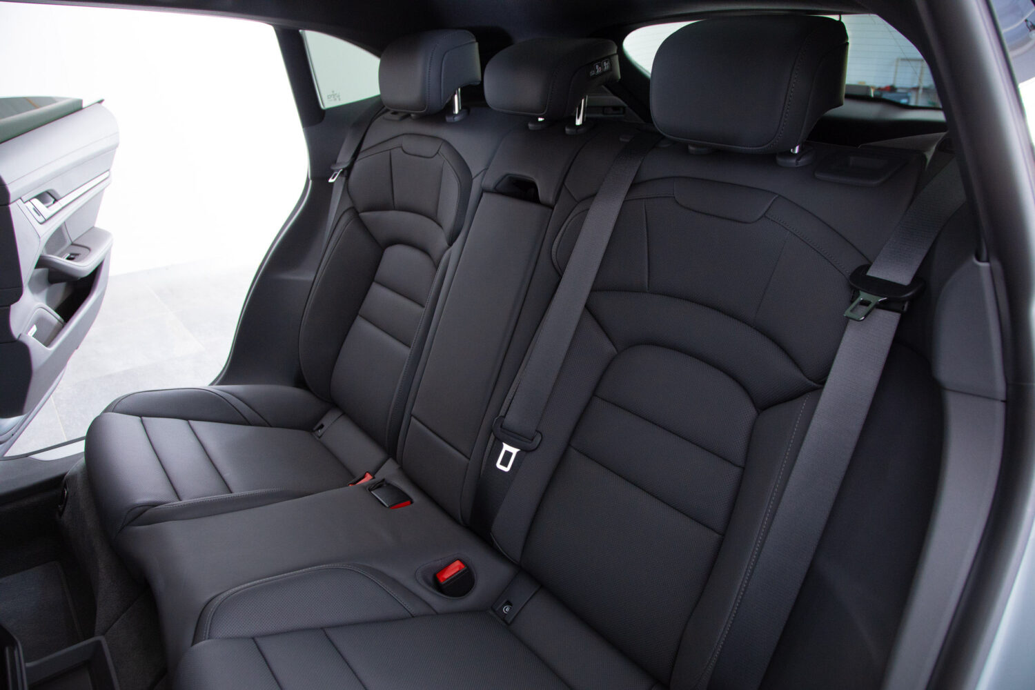 タイカンクロスツーリスモ 4 4+1シート 4WD