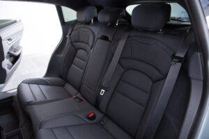 タイカンクロスツーリスモ 4 4+1シート 4WD