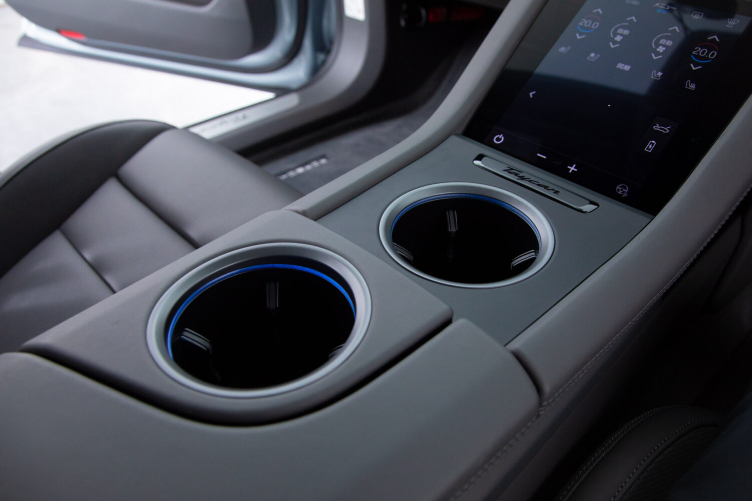 タイカンクロスツーリスモ 4 4+1シート 4WD