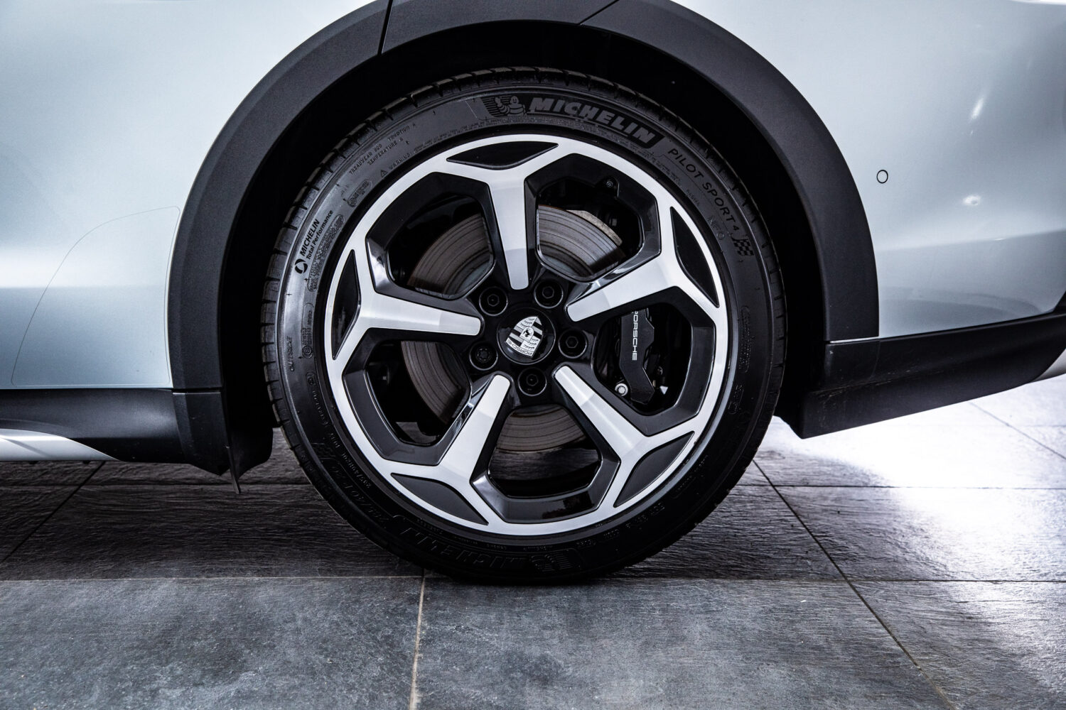 タイカンクロスツーリスモ 4 4+1シート 4WD