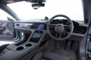 タイカンクロスツーリスモ 4 4+1シート 4WD