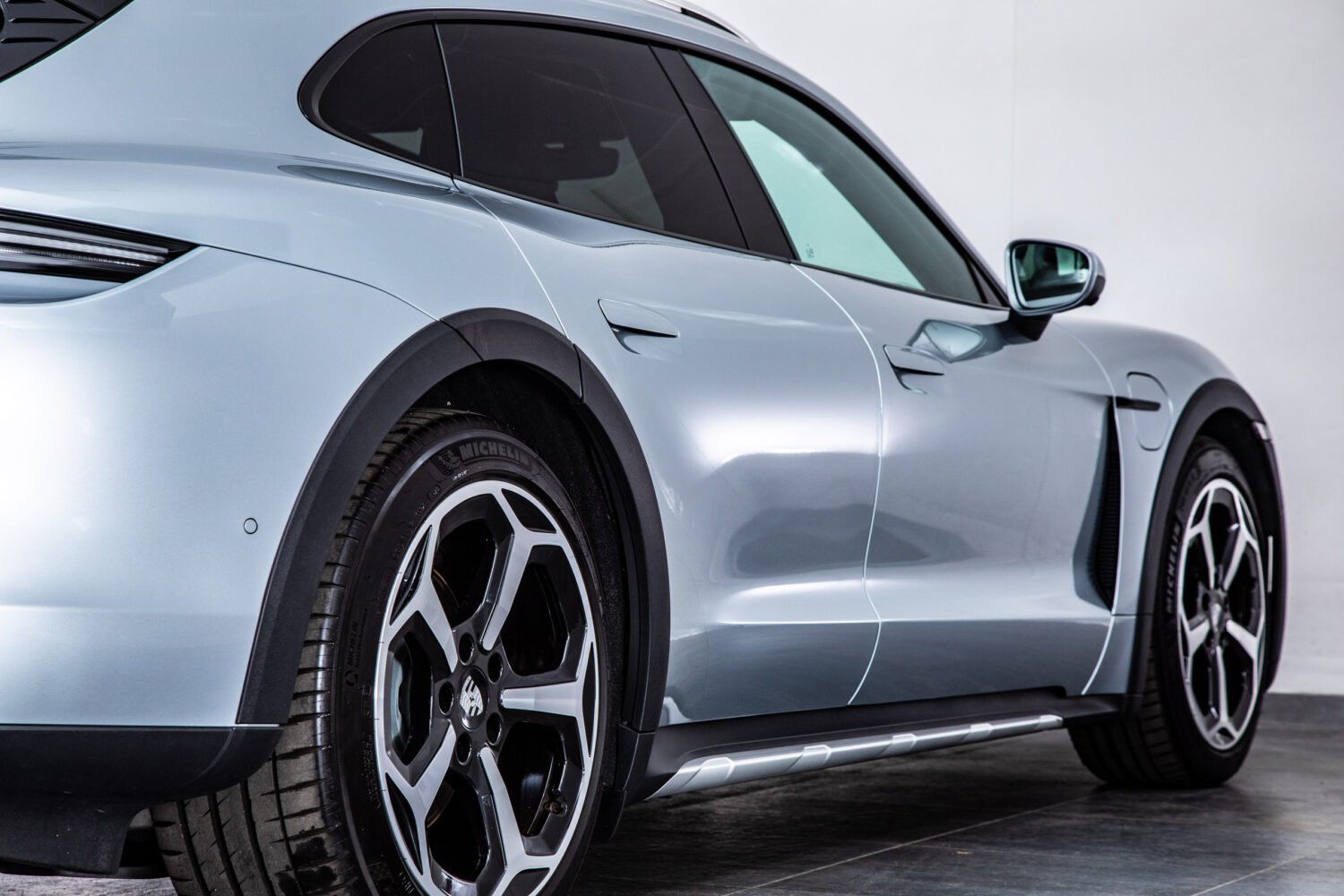 タイカンクロスツーリスモ 4 4+1シート 4WD