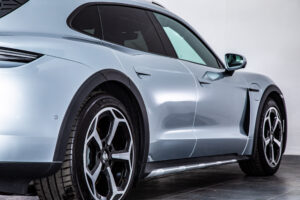 タイカンクロスツーリスモ 4 4+1シート 4WD