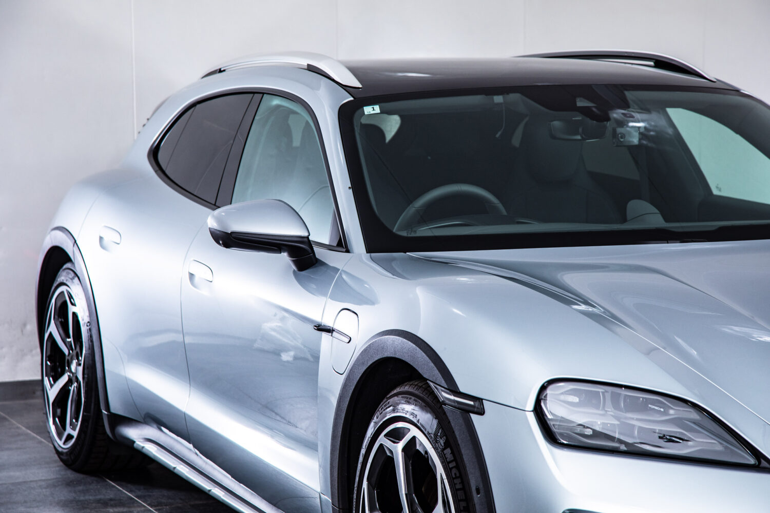 タイカンクロスツーリスモ 4 4+1シート 4WD