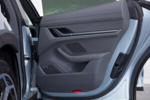 タイカンクロスツーリスモ 4 4+1シート 4WD