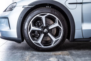 タイカンクロスツーリスモ 4 4+1シート 4WD