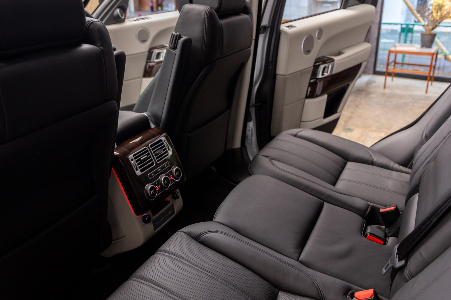 レンジローバー SVO デザイン エディション (5.0リッター) 4WD