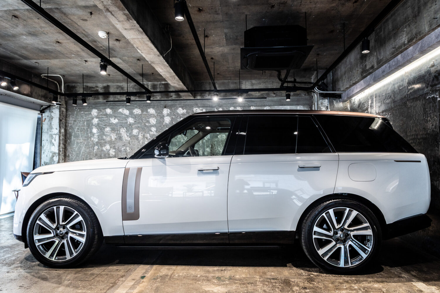 レンジローバー SV 3.0L P510e スタンダードホイールベース 4WD