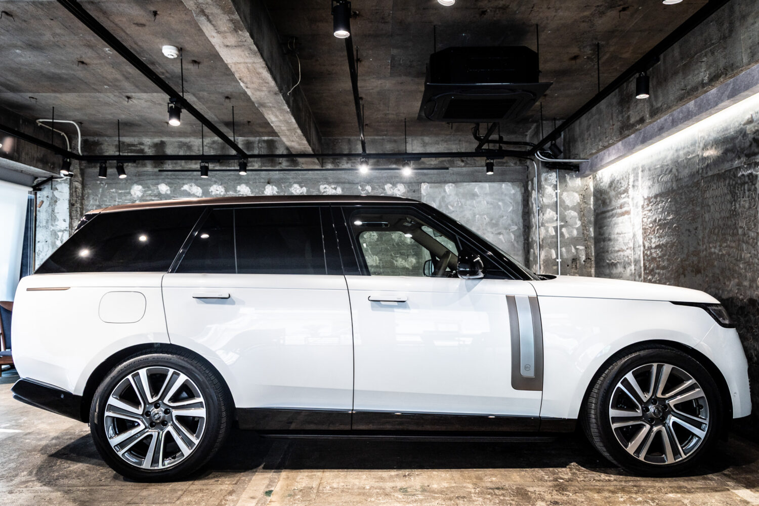 レンジローバー SV 3.0L P510e スタンダードホイールベース 4WD