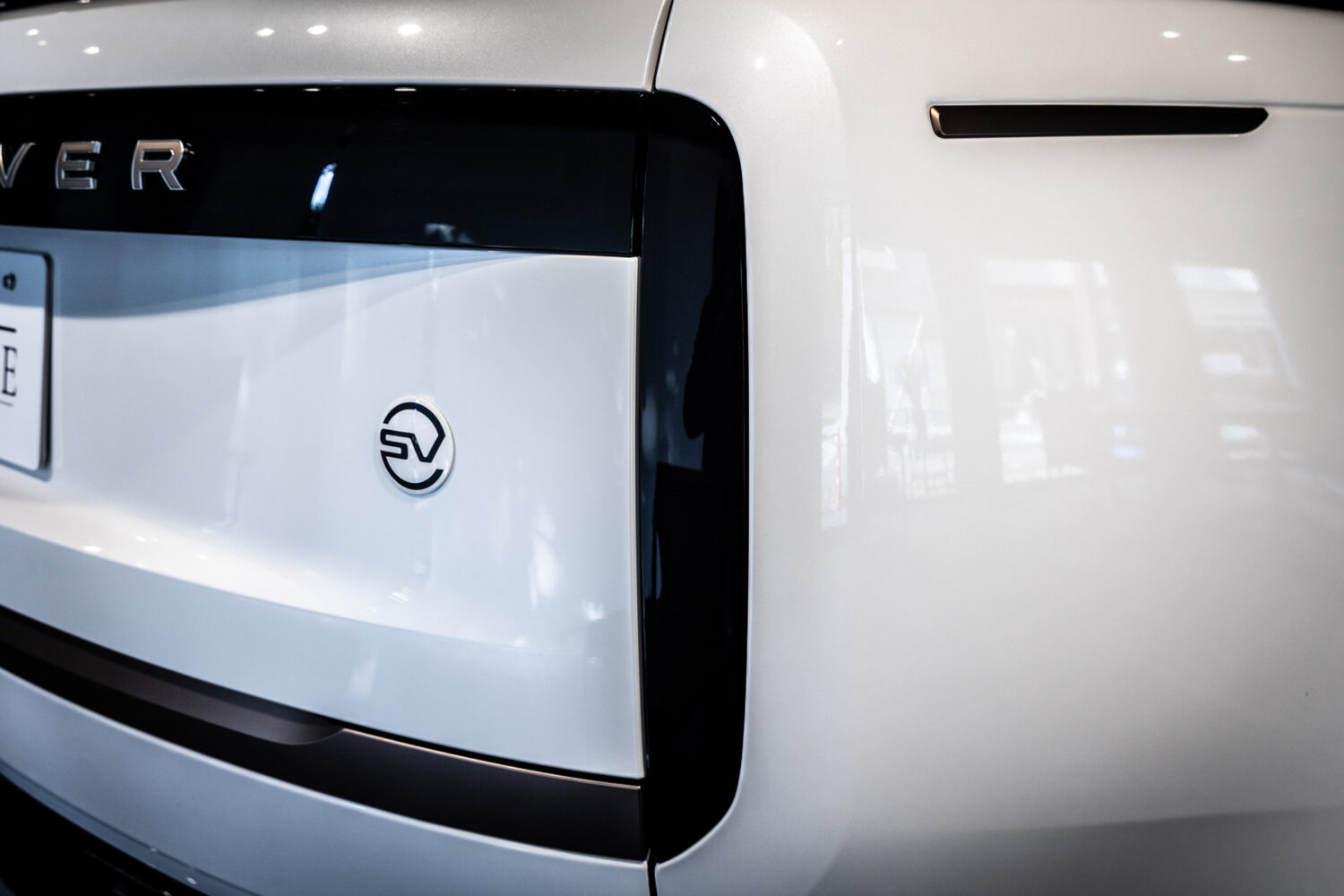 レンジローバー SV 3.0L P510e スタンダードホイールベース 4WD