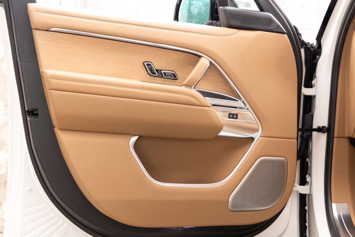 レンジローバー SV 3.0L P510e スタンダードホイールベース 4WD