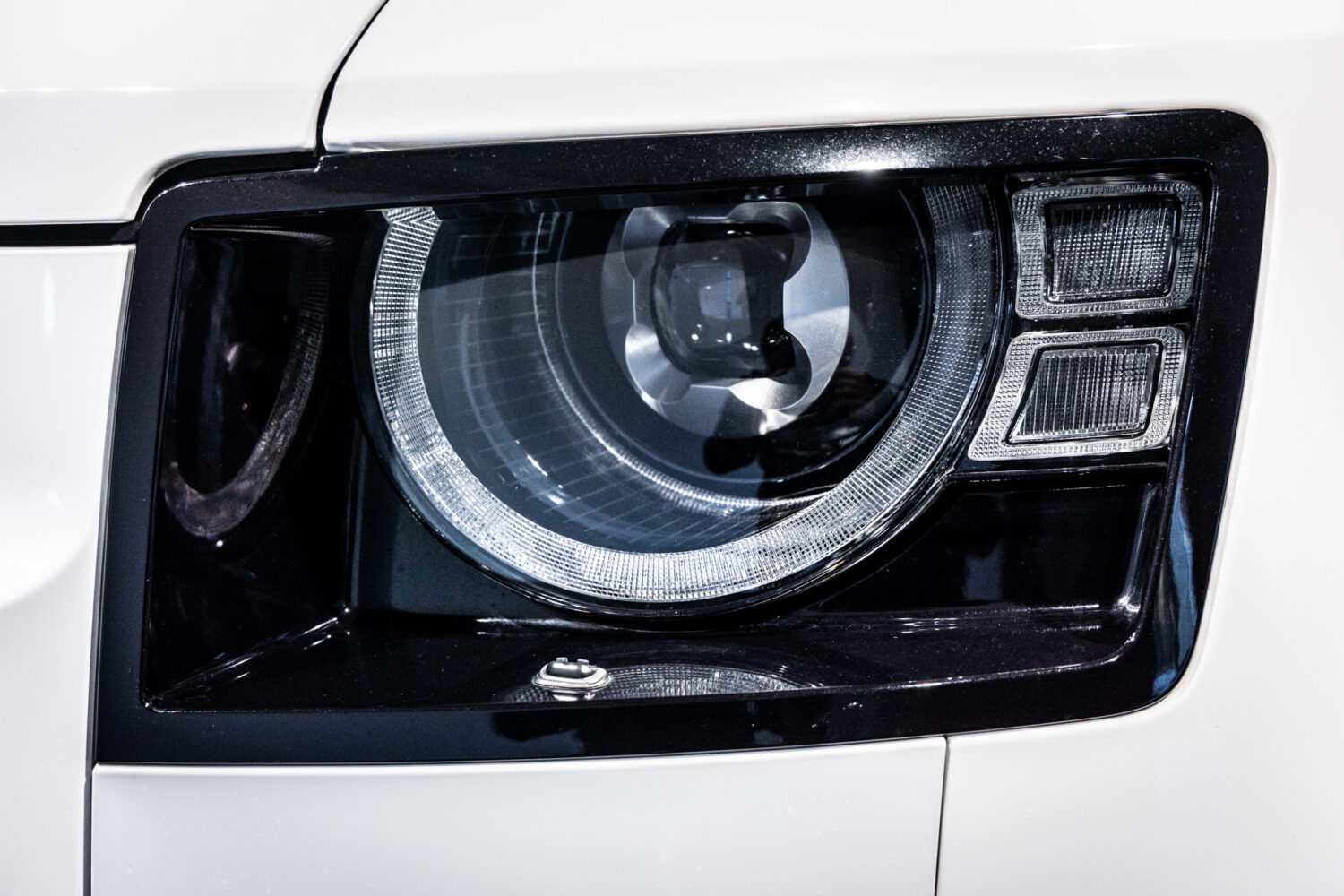 ディフェンダー130 ローンチエディション 3.0 D300 ディーゼル 4WD