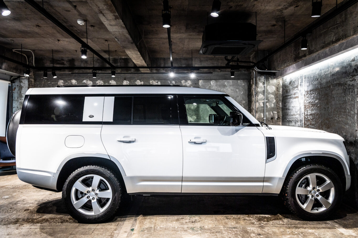 ディフェンダー130 ローンチエディション 3.0 D300 ディーゼル 4WD