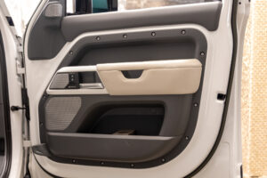 ディフェンダー130 ローンチエディション 3.0 D300 ディーゼル 4WD