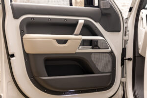 ディフェンダー130 ローンチエディション 3.0 D300 ディーゼル 4WD