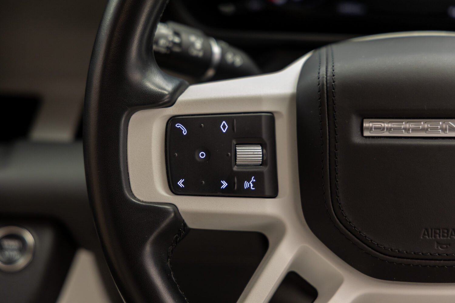 ディフェンダー130 ローンチエディション 3.0 D300 ディーゼル 4WD