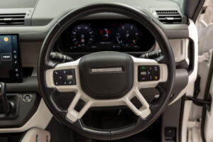 ディフェンダー130 ローンチエディション 3.0 D300 ディーゼル 4WD