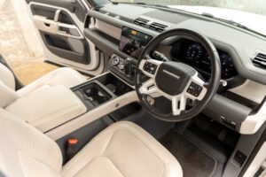 ディフェンダー130 ローンチエディション 3.0 D300 ディーゼル 4WD