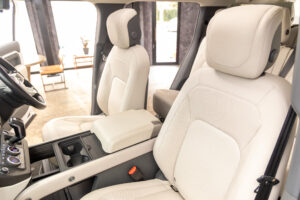 ディフェンダー130 ローンチエディション 3.0 D300 ディーゼル 4WD