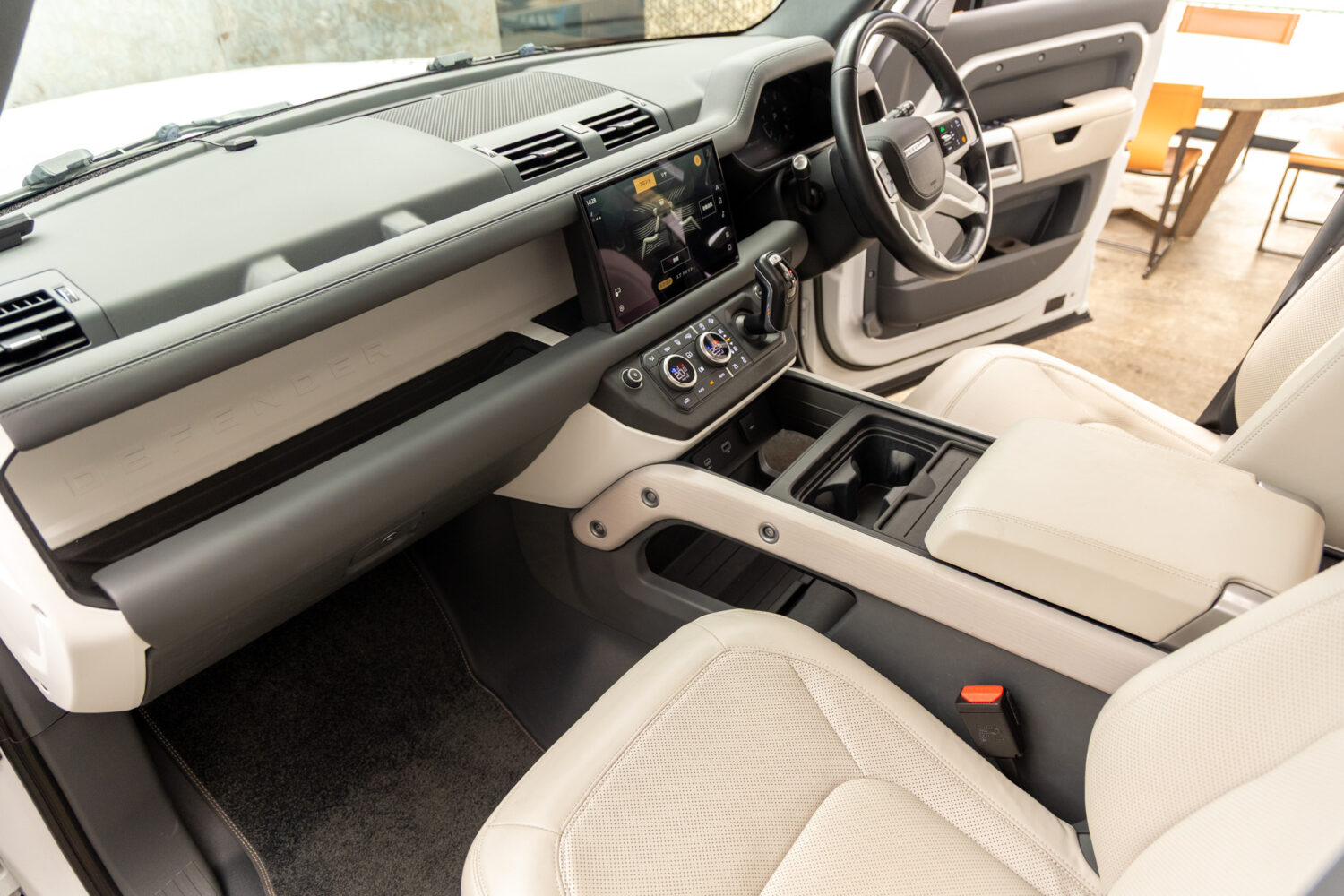 ディフェンダー130 ローンチエディション 3.0 D300 ディーゼル 4WD