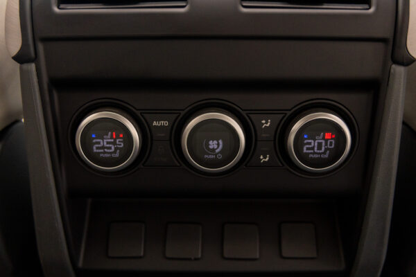 ディフェンダー130 ローンチエディション 3.0 D300 ディーゼル 4WD