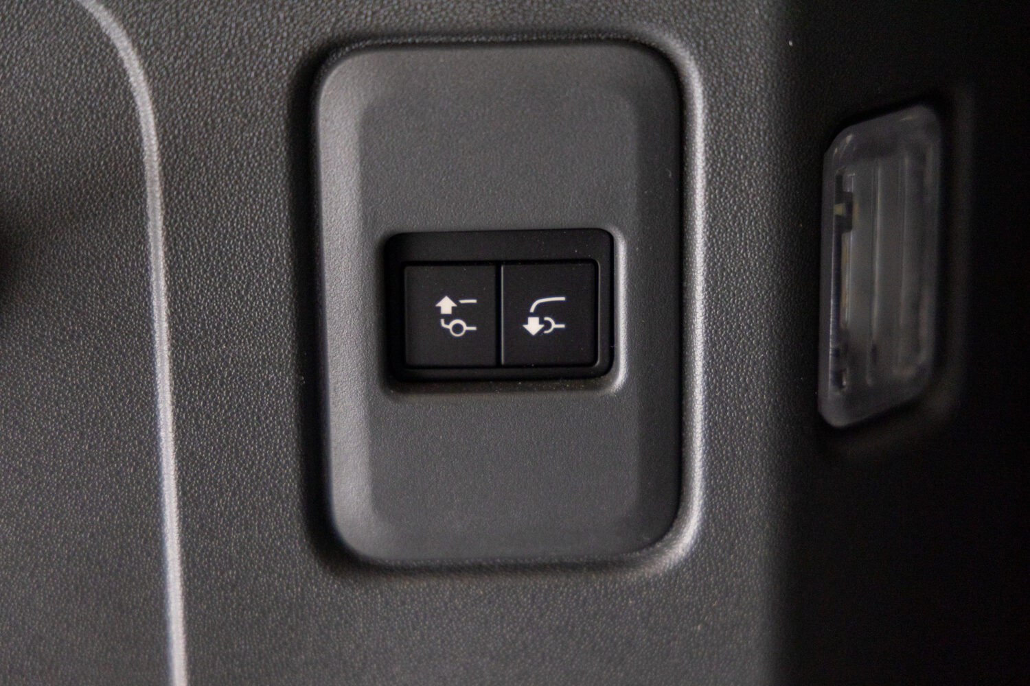 ディフェンダー130 ローンチエディション 3.0 D300 ディーゼル 4WD