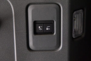 ディフェンダー130 ローンチエディション 3.0 D300 ディーゼル 4WD