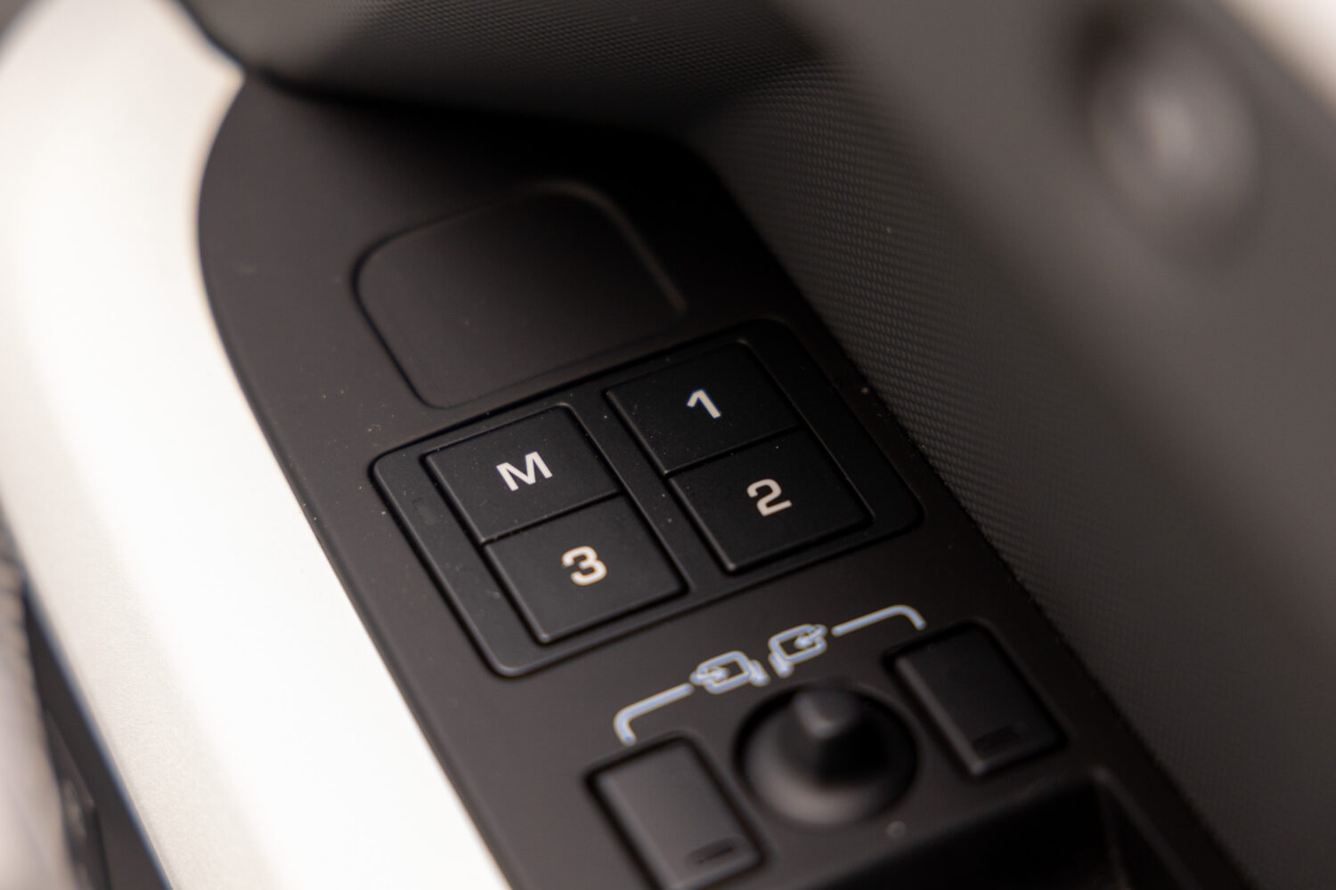 ディフェンダー130 ローンチエディション 3.0 D300 ディーゼル 4WD