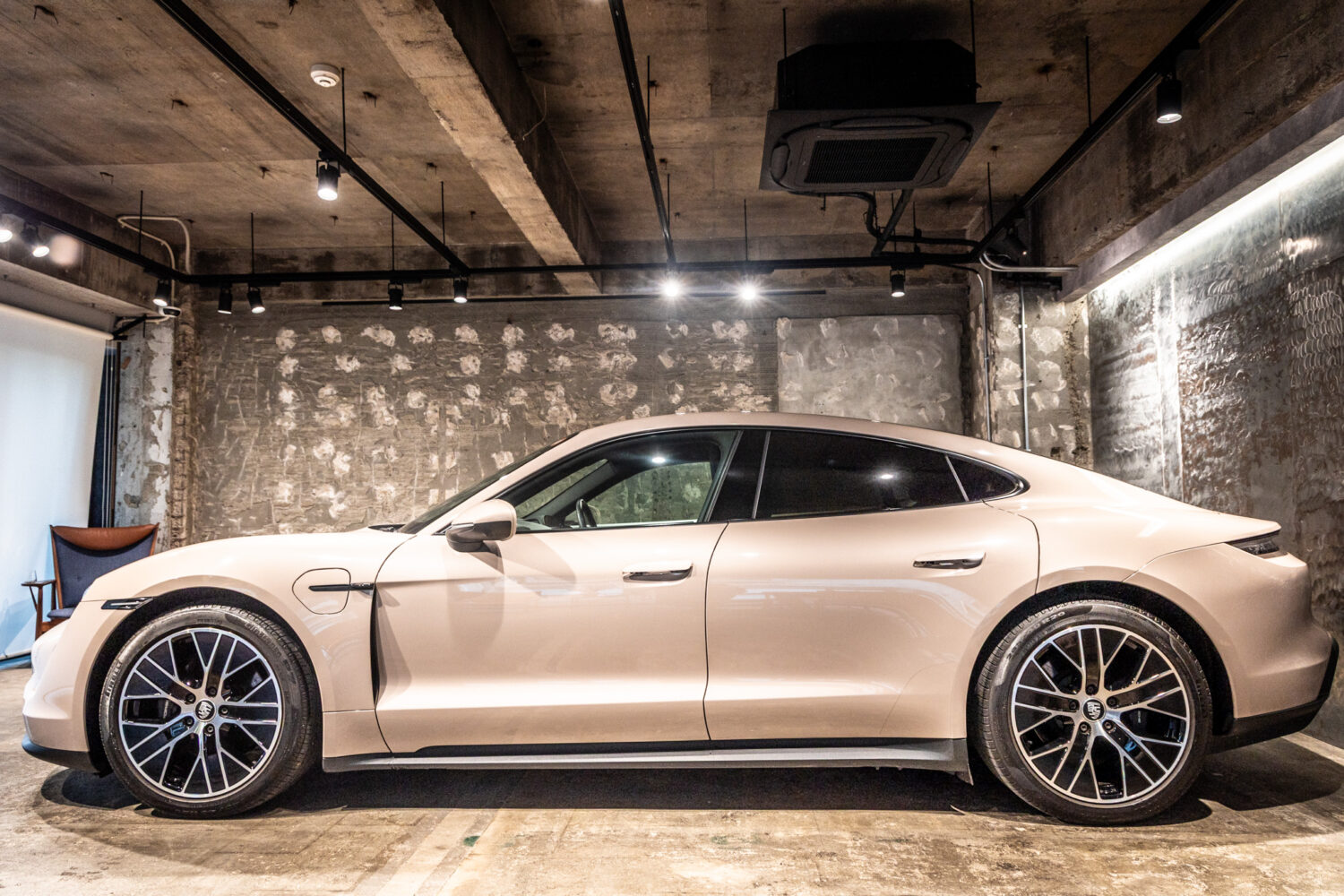 タイカン パフォーマンスBatteryプラス4+1シート